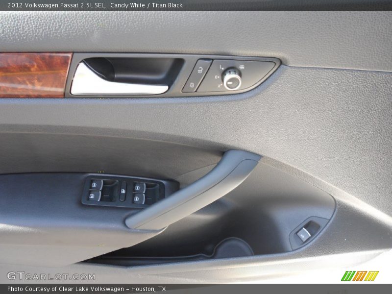 Candy White / Titan Black 2012 Volkswagen Passat 2.5L SEL