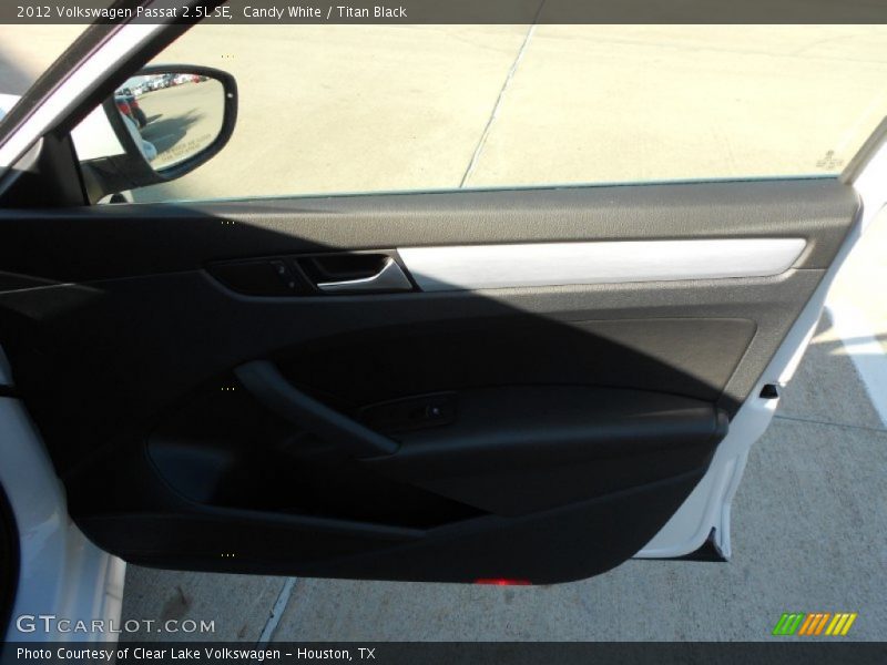 Candy White / Titan Black 2012 Volkswagen Passat 2.5L SE