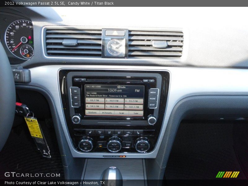 Candy White / Titan Black 2012 Volkswagen Passat 2.5L SE