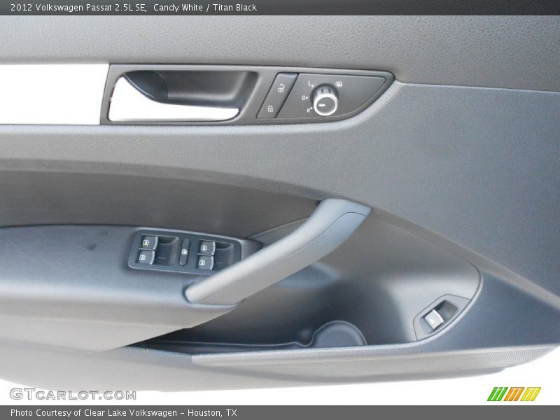 Candy White / Titan Black 2012 Volkswagen Passat 2.5L SE