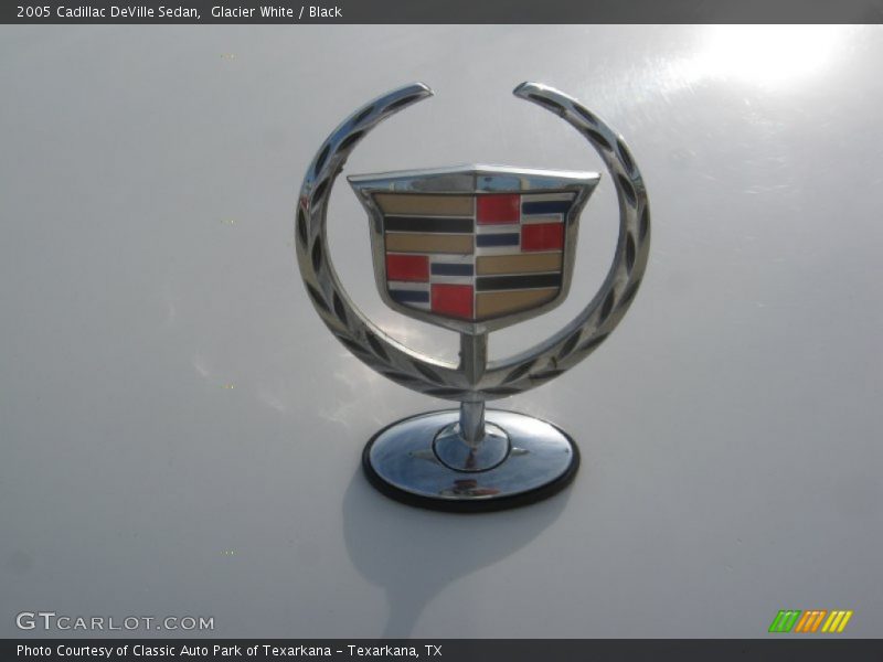 Glacier White / Black 2005 Cadillac DeVille Sedan