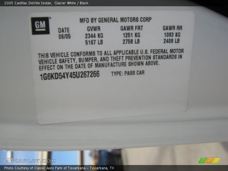Glacier White / Black 2005 Cadillac DeVille Sedan