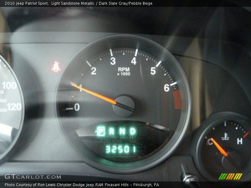 Light Sandstone Metallic / Dark Slate Gray/Pebble Beige 2010 Jeep Patriot Sport