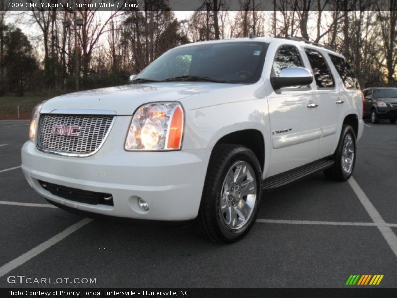 Front 3/4 View of 2009 Yukon SLT