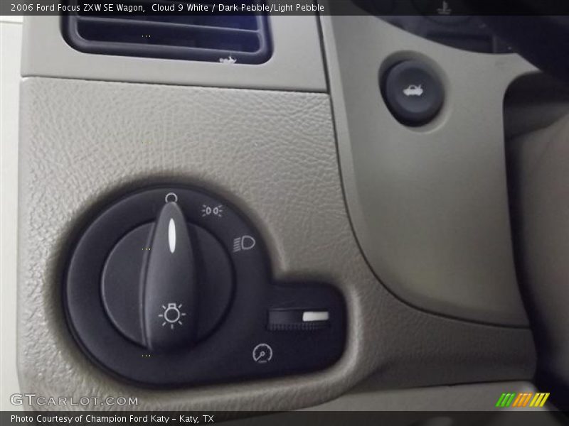 Cloud 9 White / Dark Pebble/Light Pebble 2006 Ford Focus ZXW SE Wagon