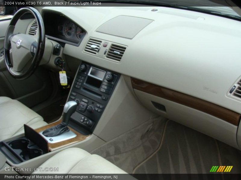 Dashboard of 2004 XC90 T6 AWD