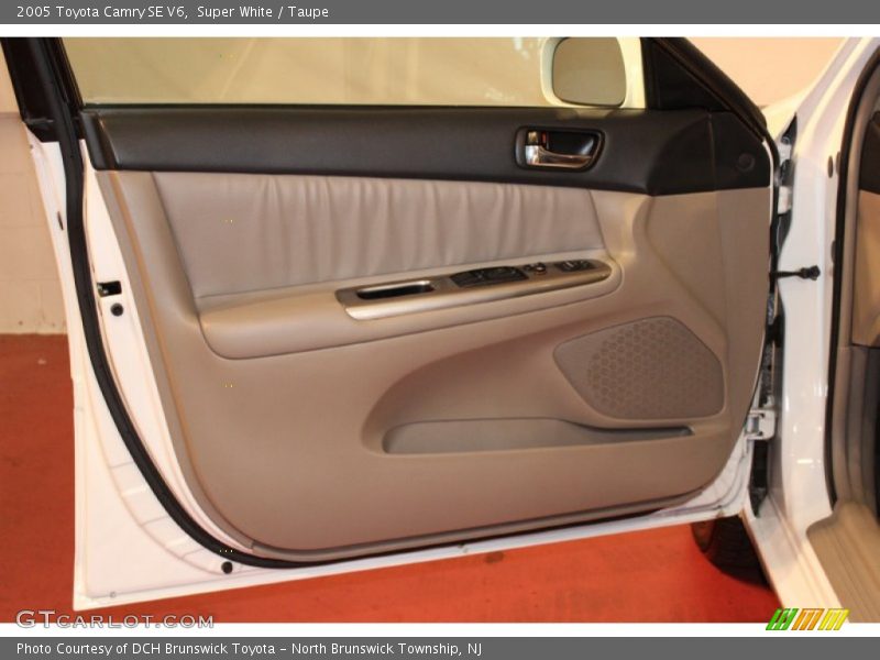 Super White / Taupe 2005 Toyota Camry SE V6