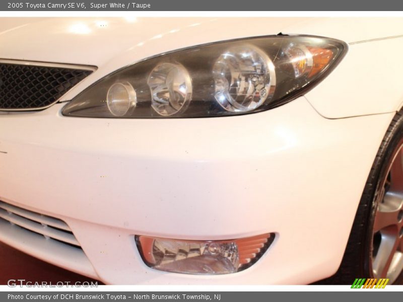 Super White / Taupe 2005 Toyota Camry SE V6