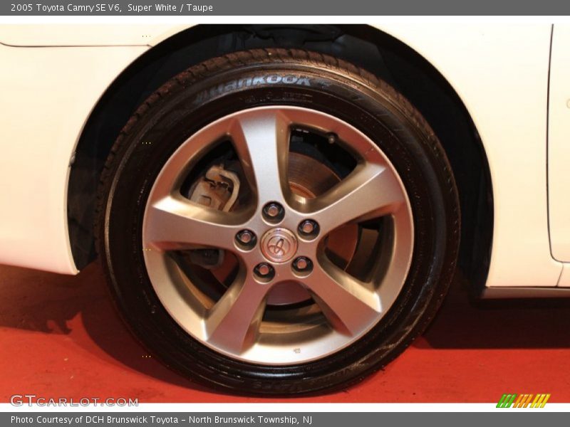 Super White / Taupe 2005 Toyota Camry SE V6