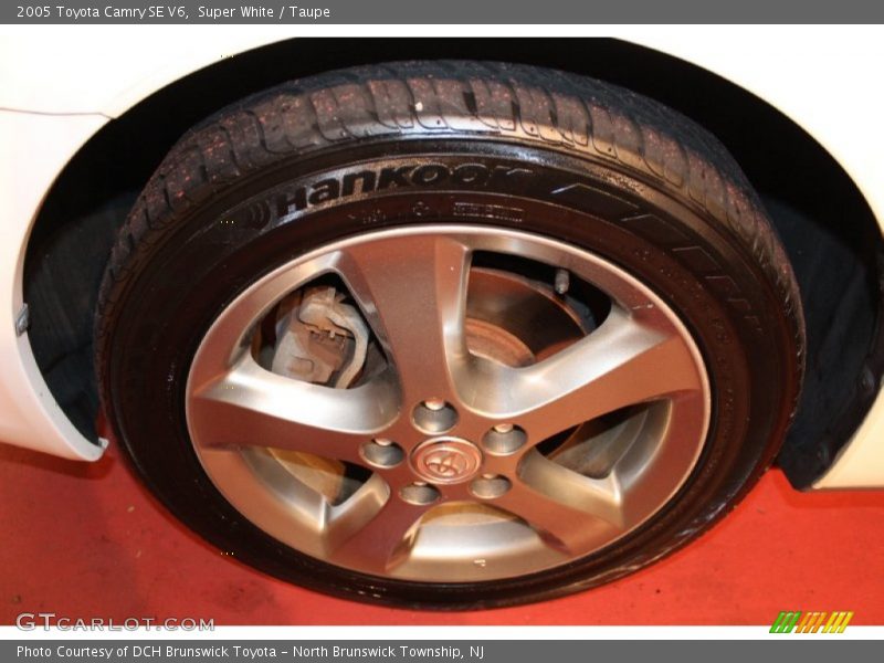Super White / Taupe 2005 Toyota Camry SE V6
