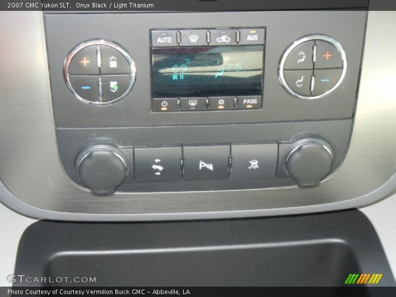 Onyx Black / Light Titanium 2007 GMC Yukon SLT
