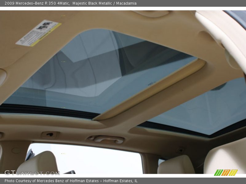 Sunroof of 2009 R 350 4Matic