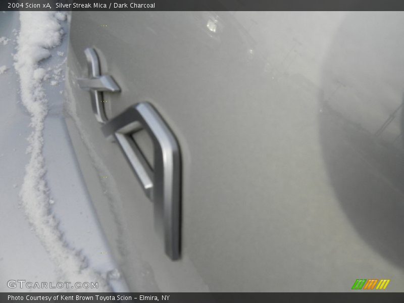 Silver Streak Mica / Dark Charcoal 2004 Scion xA