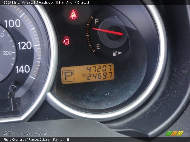 Brillant Silver / Charcoal 2009 Nissan Versa 1.8 S Hatchback