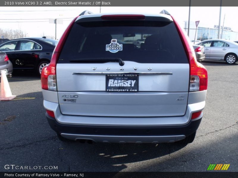 Electric Silver Metallic / Off Black 2010 Volvo XC90 3.2 AWD