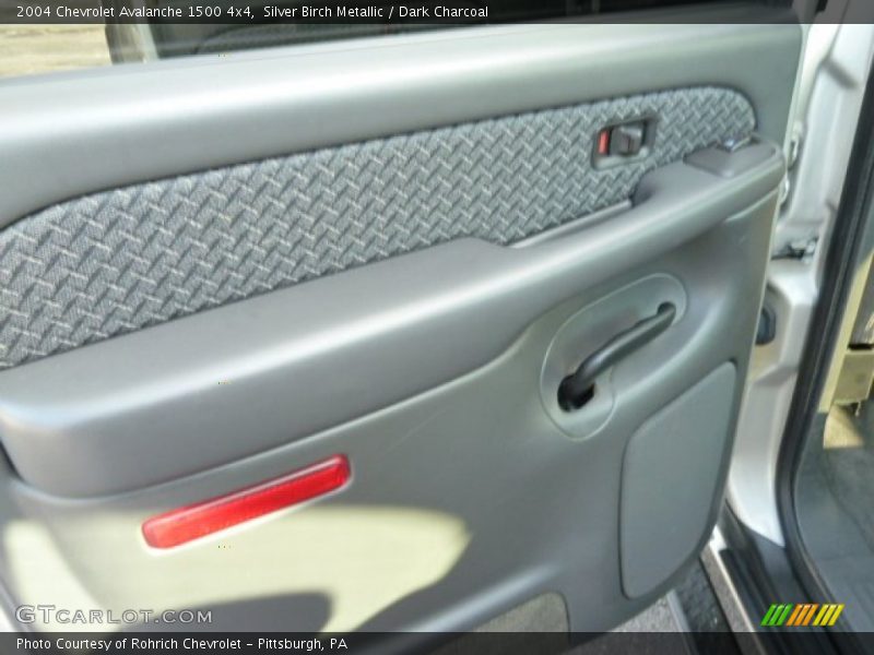 Silver Birch Metallic / Dark Charcoal 2004 Chevrolet Avalanche 1500 4x4