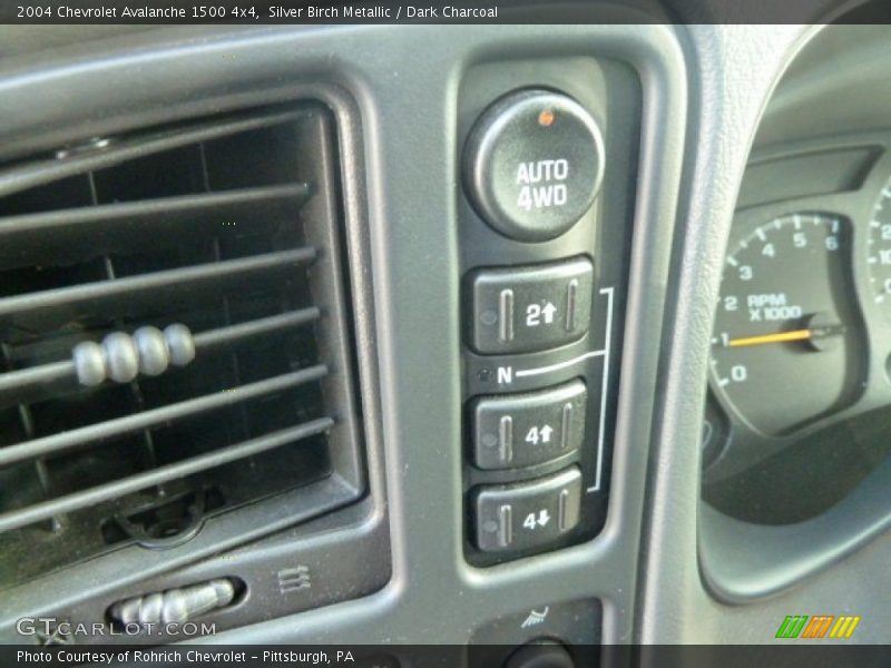 Silver Birch Metallic / Dark Charcoal 2004 Chevrolet Avalanche 1500 4x4