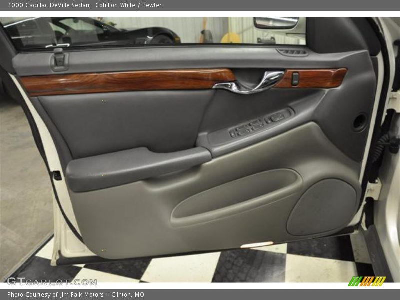 Cotillion White / Pewter 2000 Cadillac DeVille Sedan
