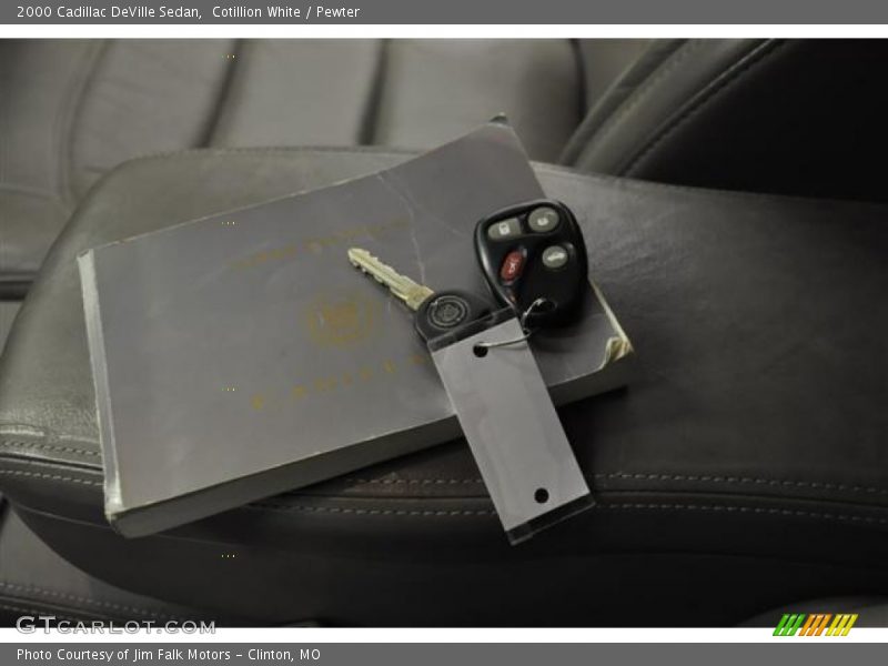 Cotillion White / Pewter 2000 Cadillac DeVille Sedan