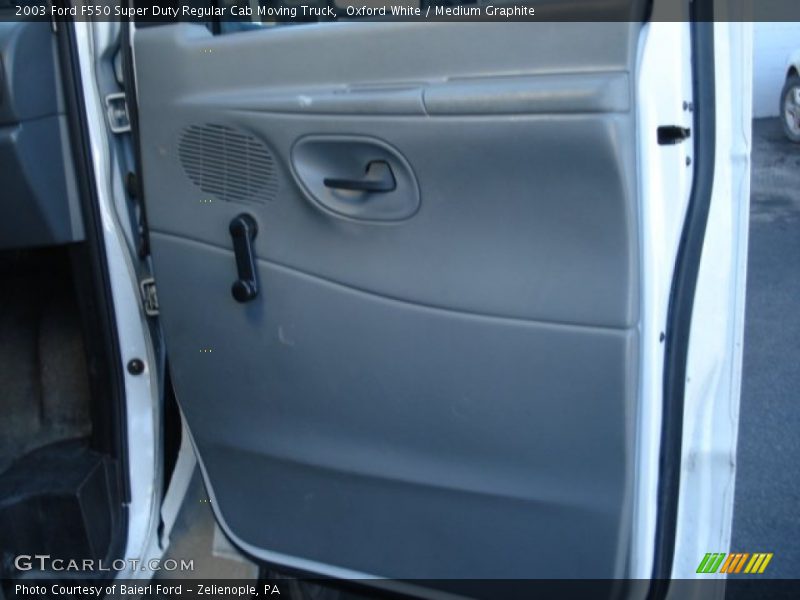 Oxford White / Medium Graphite 2003 Ford F550 Super Duty Regular Cab Moving Truck