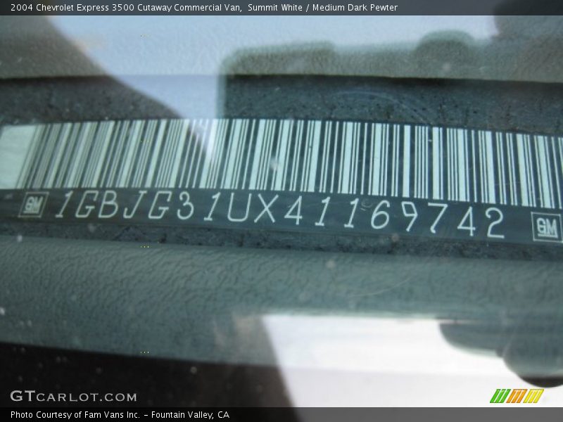 Summit White / Medium Dark Pewter 2004 Chevrolet Express 3500 Cutaway Commercial Van