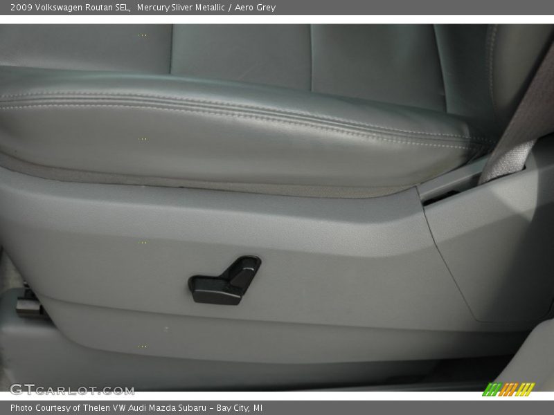 Mercury Sliver Metallic / Aero Grey 2009 Volkswagen Routan SEL
