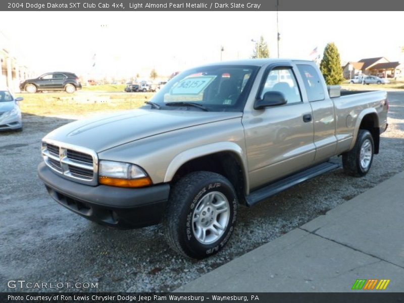 Light Almond Pearl Metallic / Dark Slate Gray 2004 Dodge Dakota SXT Club Cab 4x4