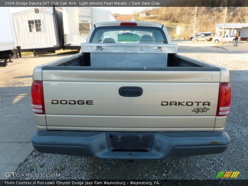 Light Almond Pearl Metallic / Dark Slate Gray 2004 Dodge Dakota SXT Club Cab 4x4