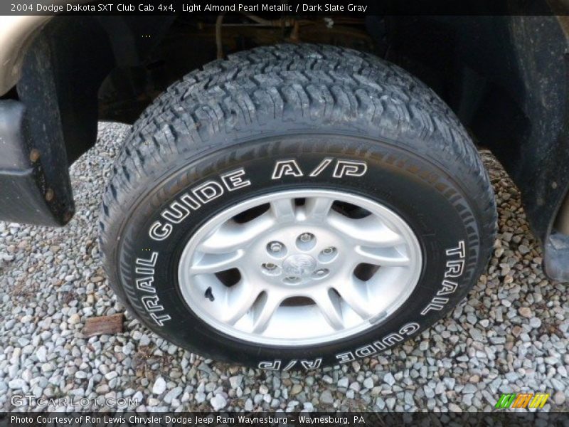 Light Almond Pearl Metallic / Dark Slate Gray 2004 Dodge Dakota SXT Club Cab 4x4