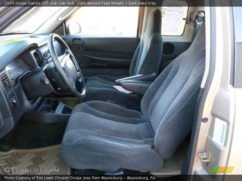Light Almond Pearl Metallic / Dark Slate Gray 2004 Dodge Dakota SXT Club Cab 4x4