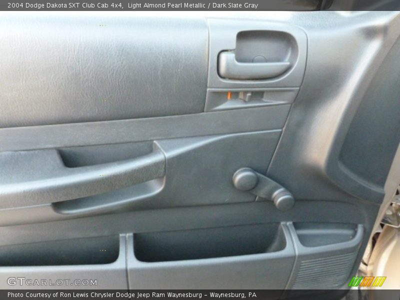 Light Almond Pearl Metallic / Dark Slate Gray 2004 Dodge Dakota SXT Club Cab 4x4