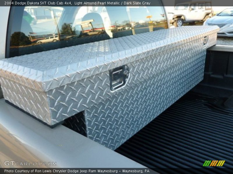 Light Almond Pearl Metallic / Dark Slate Gray 2004 Dodge Dakota SXT Club Cab 4x4