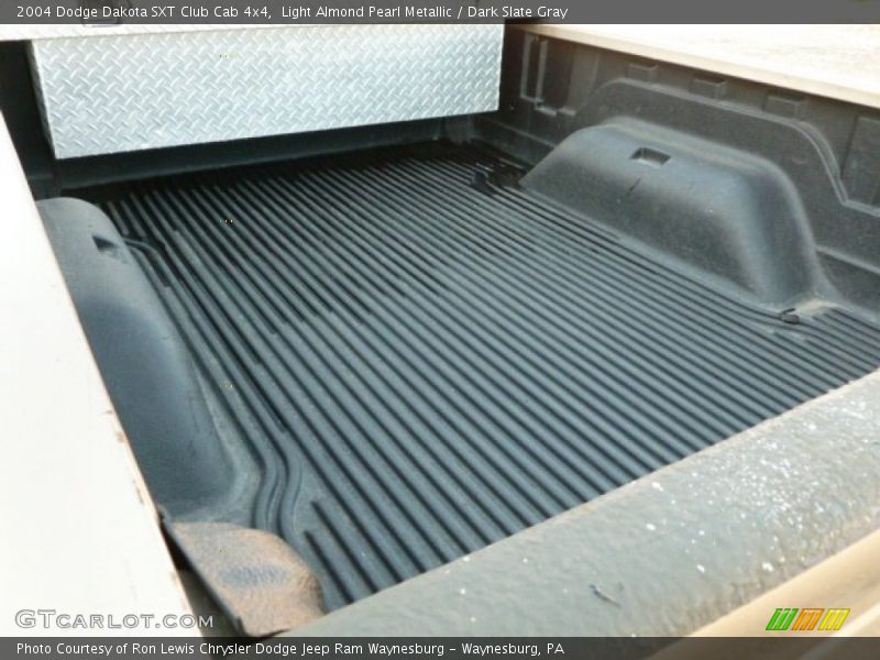 Light Almond Pearl Metallic / Dark Slate Gray 2004 Dodge Dakota SXT Club Cab 4x4