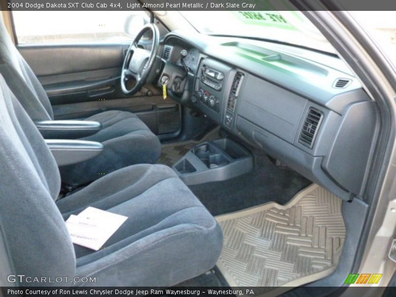 Light Almond Pearl Metallic / Dark Slate Gray 2004 Dodge Dakota SXT Club Cab 4x4