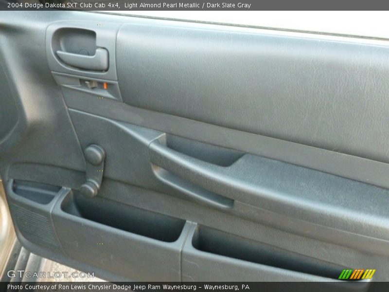 Light Almond Pearl Metallic / Dark Slate Gray 2004 Dodge Dakota SXT Club Cab 4x4