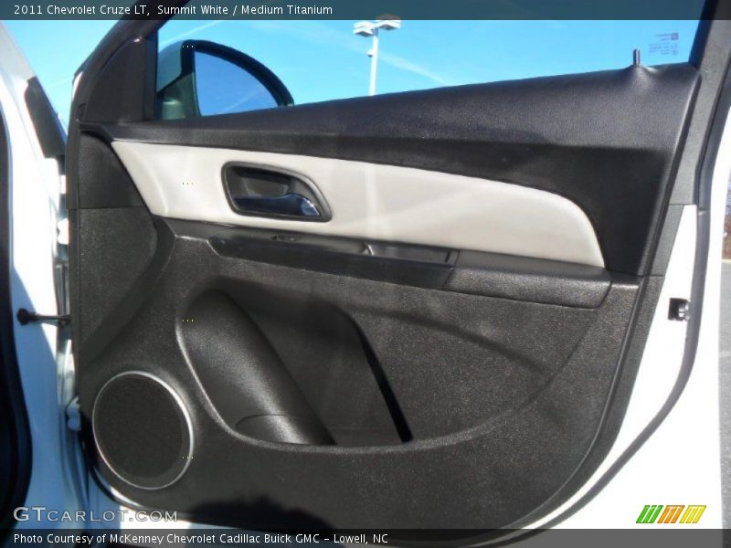 Summit White / Medium Titanium 2011 Chevrolet Cruze LT
