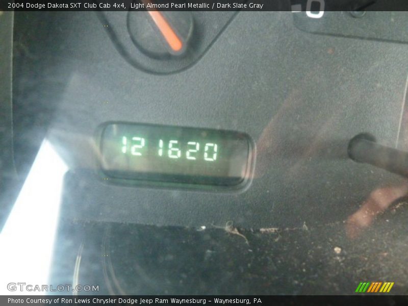 Light Almond Pearl Metallic / Dark Slate Gray 2004 Dodge Dakota SXT Club Cab 4x4