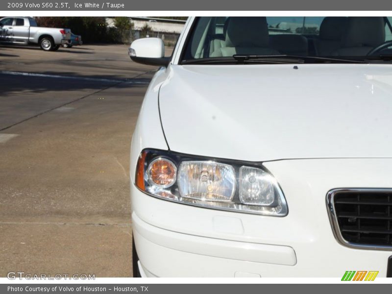 Ice White / Taupe 2009 Volvo S60 2.5T