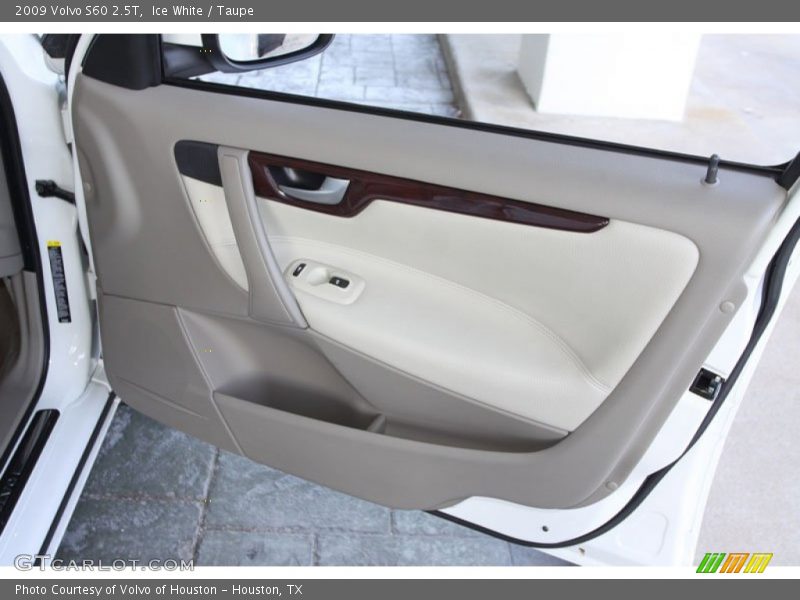 Ice White / Taupe 2009 Volvo S60 2.5T