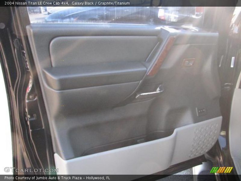 Galaxy Black / Graphite/Titanium 2004 Nissan Titan LE Crew Cab 4x4