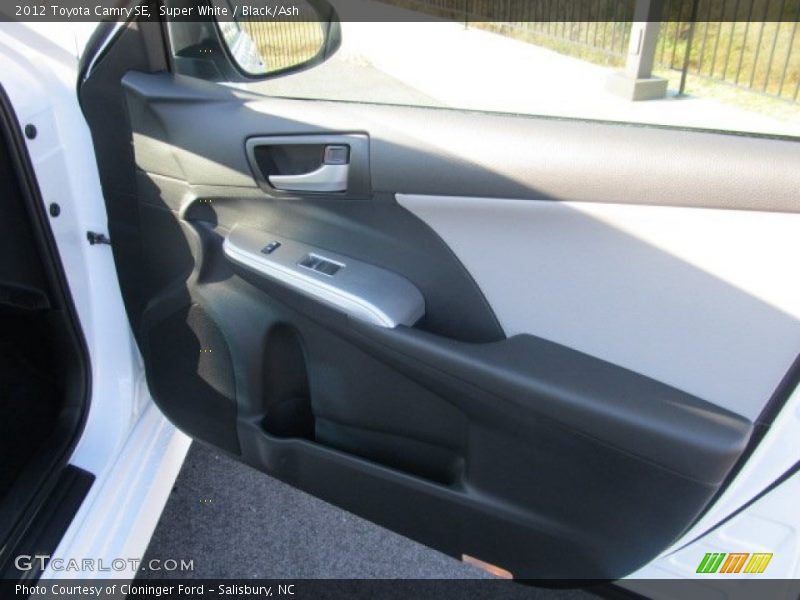 Super White / Black/Ash 2012 Toyota Camry SE
