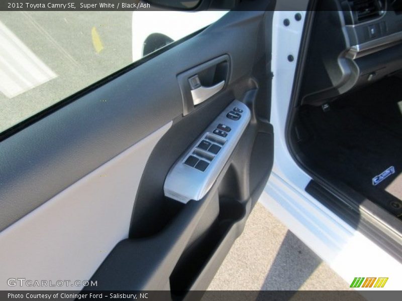 Super White / Black/Ash 2012 Toyota Camry SE