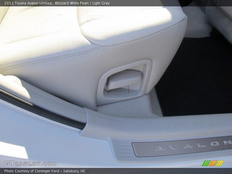 Blizzard White Pearl / Light Gray 2011 Toyota Avalon Limited