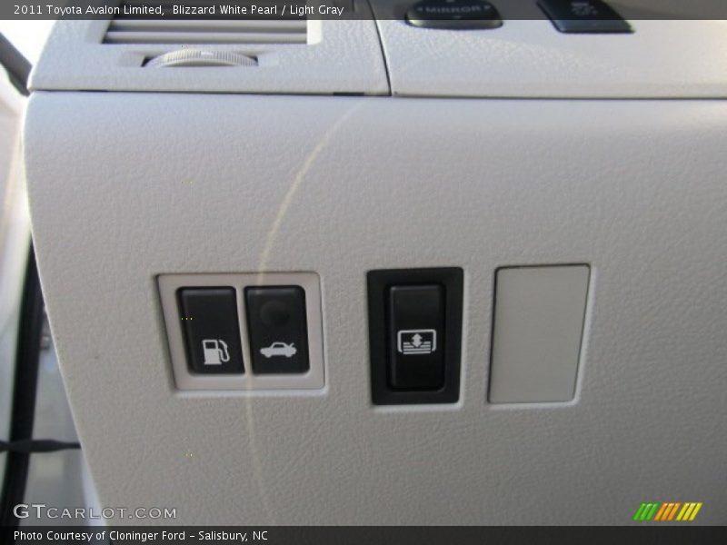 Blizzard White Pearl / Light Gray 2011 Toyota Avalon Limited