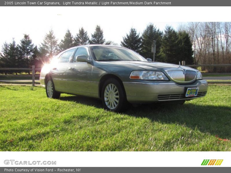 Light Tundra Metallic / Light Parchment/Medium Dark Parchment 2005 Lincoln Town Car Signature