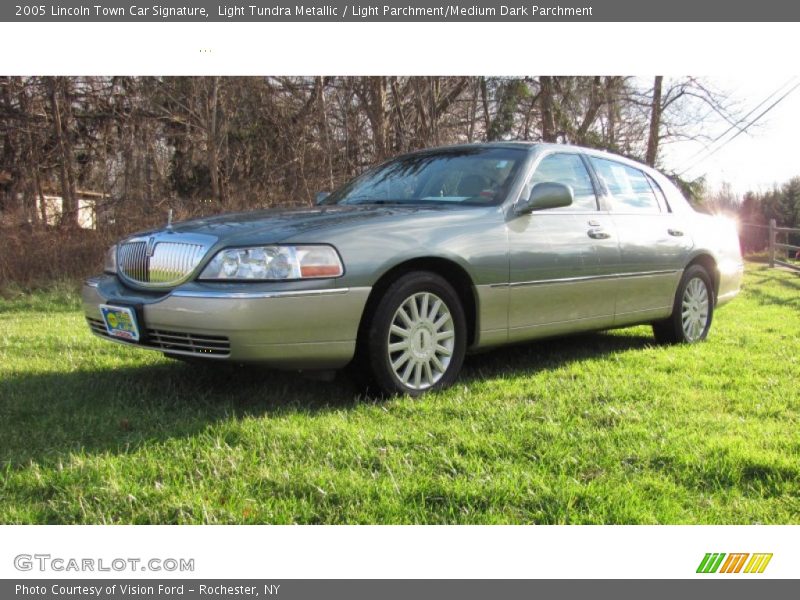 Light Tundra Metallic / Light Parchment/Medium Dark Parchment 2005 Lincoln Town Car Signature