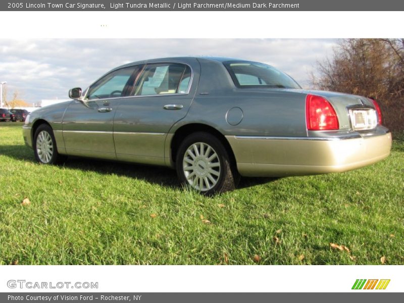  2005 Town Car Signature Light Tundra Metallic