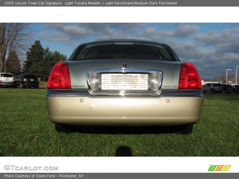 Light Tundra Metallic / Light Parchment/Medium Dark Parchment 2005 Lincoln Town Car Signature