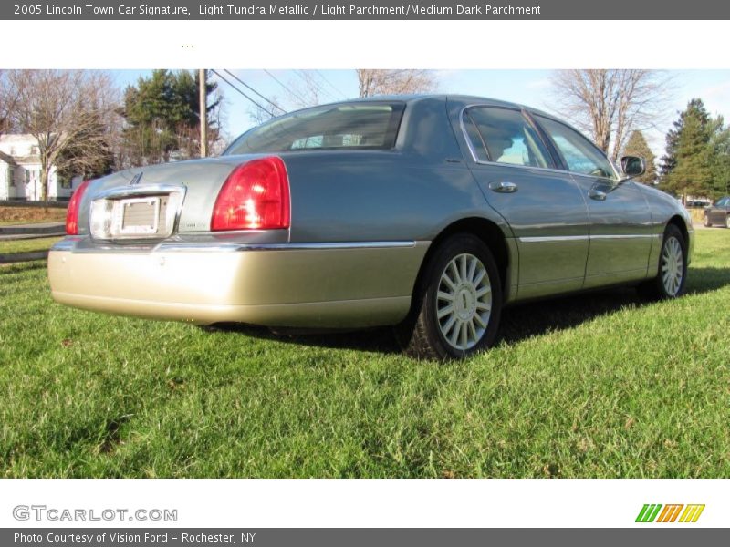 Light Tundra Metallic / Light Parchment/Medium Dark Parchment 2005 Lincoln Town Car Signature