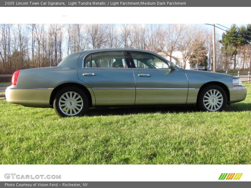 Light Tundra Metallic / Light Parchment/Medium Dark Parchment 2005 Lincoln Town Car Signature